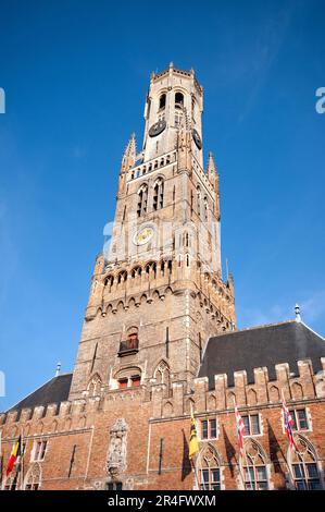 Belfort Civic Tower (83 m) in Grote Markt (Marktplatz), Brügge, Flandern, Belgien Stockfoto