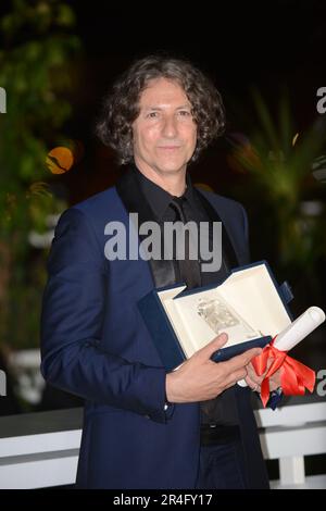 27. Mai 2023, CANNES, Frankreich: CANNES, FRANKREICH - 27. MAI: Jonathan Glazer posiert mit dem Grand Prix Award für die „Zone of Interest“ während der Fotokonferenz der Gewinner der Palme D'Or beim jährlichen Filmfestival Cannes im Palais des Festivals 76. am (Bild: © Frederick Injimbert/ZUMA Press Wire) NUR REDAKTIONELLE VERWENDUNG! Nicht für den kommerziellen GEBRAUCH! Stockfoto