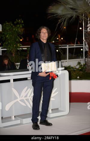 27. Mai 2023, CANNES, Frankreich: CANNES, FRANKREICH - 27. MAI: Jonathan Glazer posiert mit dem Grand Prix Award für die „Zone of Interest“ während der Fotokonferenz der Gewinner der Palme D'Or beim jährlichen Filmfestival Cannes im Palais des Festivals 76. am (Bild: © Frederick Injimbert/ZUMA Press Wire) NUR REDAKTIONELLE VERWENDUNG! Nicht für den kommerziellen GEBRAUCH! Stockfoto