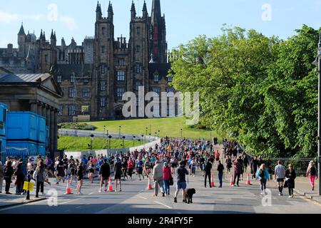 Edinburgh, Schottland, Großbritannien. 28. Mai 2023 Der Edinburgh Halbmarathon mit über 12.000 Teilnehmern beginnt im Schatten der McEwan Hall am Bristo Square. Der Marathonkurs wurde von Runners World zum schnellsten Marathon in Großbritannien gewählt, ideal für alle, die eine persönliche Bestzeit suchen. Der Golfplatz schlängelt sich um das Stadtzentrum und führt dann östlich entlang der Küste nach Prestonpans, wo er vor Musselburgh endet. Den Hügel hinunter. Kredit: Craig Brown/Alamy Live News Stockfoto