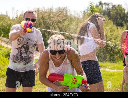 Kinder spielen Wasserschlacht, Wasserschlacht Stockfoto