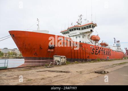 Danzig, Polen - 01. Mai 2019: Schiff liegt an der Werft der kaiserlichen Werft. Stockfoto