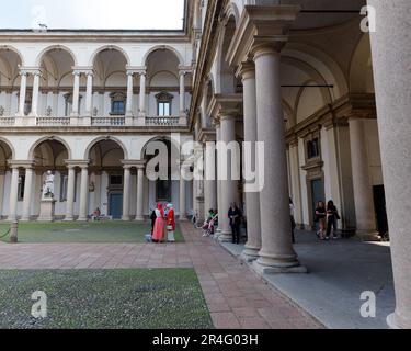 Touristen im Palazzo di Brera (Brera Palast) Innenhof, Stadt Mailand, Lombardei, Italien. Der Palast beherbergt die berühmte Pinacoteca (Kunstgalerie) Stockfoto