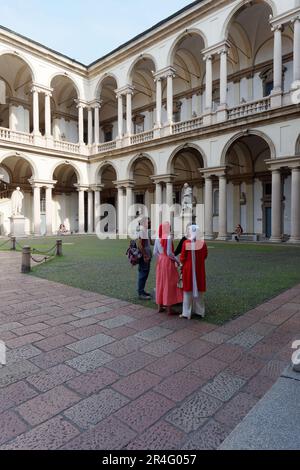 Touristen im Palazzo di Brera (Brera Palast) Innenhof, Stadt Mailand, Lombardei, Italien. Der Palast beherbergt die berühmte Pinacoteca (Kunstgalerie) Stockfoto