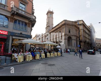 Gäste sitzen draußen in der Bar Duomo gegenüber dem Palazzo dei Giureconsulti in Mailand, Lombardei, Italien Stockfoto