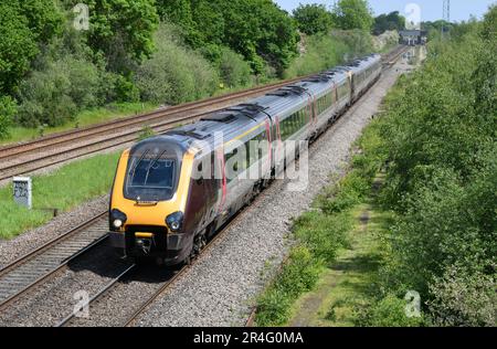 Crosscountry-Züge Voyagers 220017 und 220026 passieren am 26. Mai 2023 die North Stafford Junction mit der 08:06 Edinburgh nach Plymouth Stockfoto