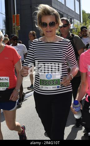 Brüssel, Belgien. 28. Mai 2023. Königin Mathilde von Belgien, abgebildet auf der 43. Ausgabe des 20 km langen Laufveranstalters Brussel – 20 km de Bruxelles, Sonntag, den 28. Mai 2023 in Brüssel. BELGA FOTO JOHN THYS Kredit: Belga News Agency/Alamy Live News Stockfoto