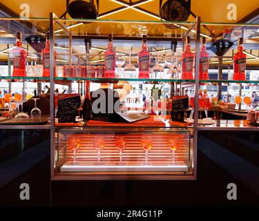 Aperol Spritz Bar im Freien auf der Piazza del Duomo, Mailand, Lombardei, Italien Stockfoto