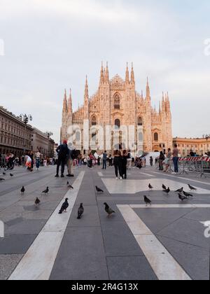 Leute auf der Piazza del Duomo Mailand mit dem Dom hinter, Lombardei Region, Italien. Tauben im Vordergrund Stockfoto