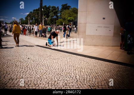 Fatima, Portugal - 25. Juni 20202: Treuer Vormarsch auf den Knien auf dem Platz des Heiligtums von Fatima, Portugal Stockfoto