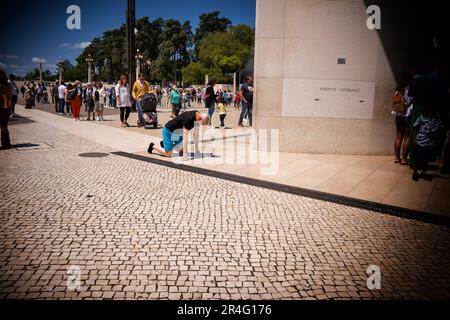 Fatima, Portugal - 25. Juni 20202: Treuer Vormarsch auf den Knien auf dem Platz des Heiligtums von Fatima, Portugal Stockfoto