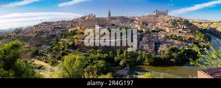 Panoramaaufnahme der Stadt Toledo mit dem Fluss Tejo (Spanien) Stockfoto
