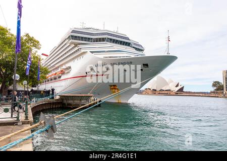 Kreuzfahrtschiff Carnival Pracht liegt am ausländischen Passagierterminal am Sydney Circular Quay, Opernhaus im Hintergrund, Sydney, NSW, Australien Stockfoto