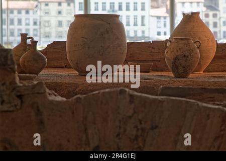 ST-ROMAIN-EN-GAL, FRANKREICH, 26. Mai 2023 : gallo-römische Vasen auf einer archäologischen Stätte der antiken römischen Stadt Wien, ausgestellt im Stockfoto