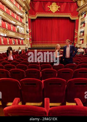 Im Inneren der Scala Opera House in Mailand, Lombardei, Italien, bewundern die Menschen diesen berühmten Ort mit seinen eleganten Sitzgelegenheiten und privaten Boxen, Stockfoto