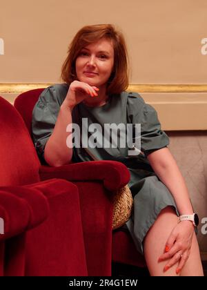Pretyy Lady in grünem Outfit im Opernhaus La Scala in Mailand, Lombardei, Italien Stockfoto