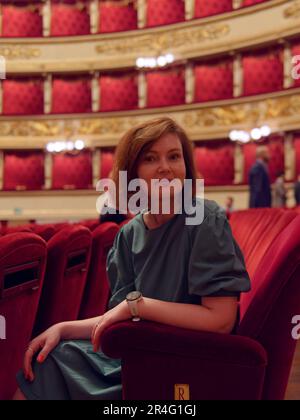 Pretyy Lady in grünem Outfit im Opernhaus La Scala in Mailand, Lombardei, Italien Stockfoto