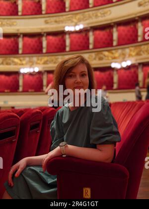 Pretyy Lady in grünem Outfit im Opernhaus La Scala in Mailand, Lombardei, Italien Stockfoto