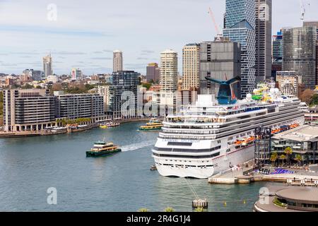 Kreuzfahrtschiff mit Karneval-Pracht am Circular Quay im Hafen von Sydney, Firmenbürogebäude im Stadtzentrum, Stadtbild, Sydney, NSW, Australien Stockfoto