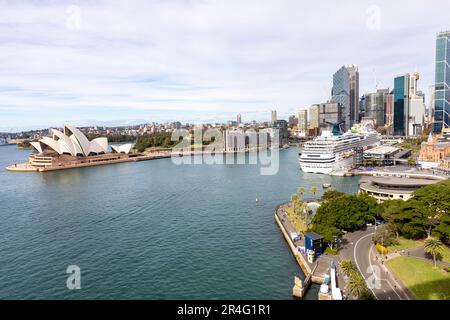 Kreuzfahrtschiff mit Karneval-Pracht am Circular Quay im Hafen von Sydney, Opernhaus, Unternehmensbürogebäude, Stadtbild, Sydney, NSW, Australien Stockfoto