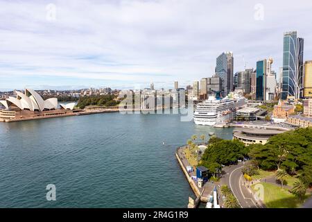 Kreuzfahrtschiff mit Karneval-Pracht am Circular Quay im Hafen von Sydney, Opernhaus, Unternehmensbürogebäude, Stadtbild, Sydney, NSW, Australien Stockfoto