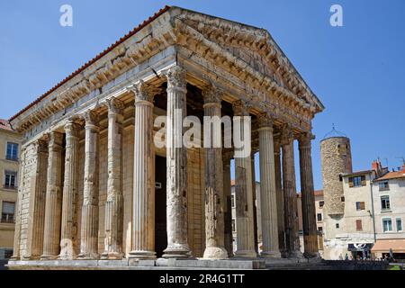 VIENNE, FRANKREICH, 26. Mai 2023 : der Tempel von Augustus und Livia ist ein römischer, peripher hexastylierter korinthischer Tempel, der Anfang des 1. jahrhunderts erbaut wurde Stockfoto