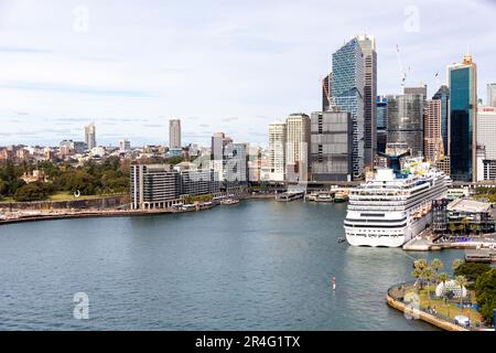 Kreuzfahrtschiff mit Karneval-Pracht am Circular Quay im Hafen von Sydney, Firmenbürogebäude im Stadtzentrum, Stadtbild, Sydney, NSW, Australien Stockfoto