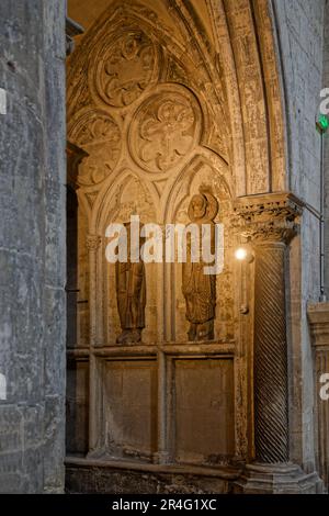 VIENNE, FRANKREICH, 26. Mai 2023 : architektonische Innenausstattung der Kathedrale Saint-Maurice, einer mittelalterlichen römisch-katholischen Kirche. Stockfoto