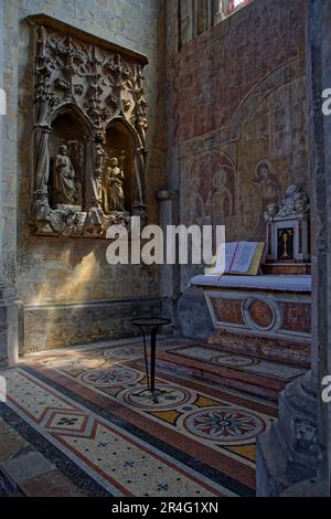 VIENNE, FRANKREICH, 26. Mai 2023 : architektonische Innenausstattung der Kathedrale Saint-Maurice, einer mittelalterlichen römisch-katholischen Kirche. Stockfoto