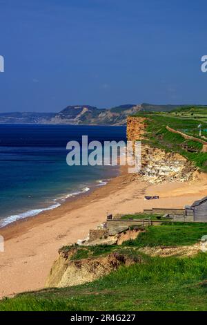 Die dramatischen und instabilen Sandsteinklippen in Burton Bradstock sind ein beliebtes Reiseziel an der Jurassic Heritage Coast, Dorset, England, Großbritannien Stockfoto