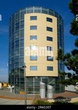 Runder Büroturm in Mühlacker, Glasturm, Bürogebäude Stockfoto