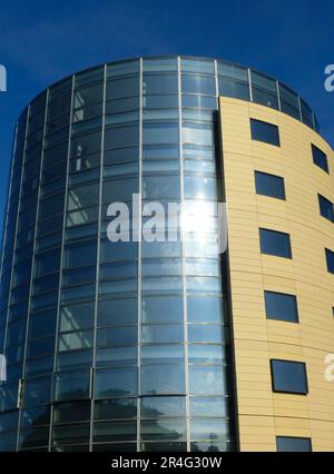 Runder Büroturm in Mühlacker, Glasturm, Bürogebäude Stockfoto