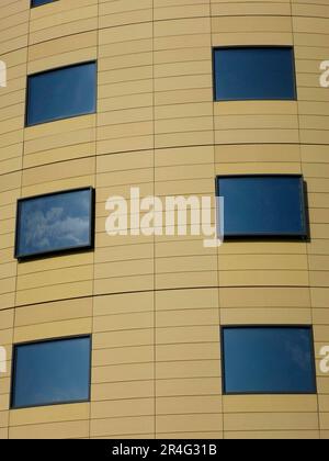 Runder Büroturm in Mühlacker, Glasturm, Bürogebäude Stockfoto