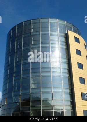 Runder Büroturm in Mühlacker, Glasturm, Bürogebäude Stockfoto