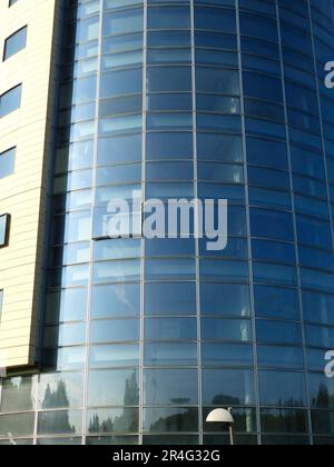 Runder Büroturm in Mühlacker, Glasturm, Bürogebäude Stockfoto