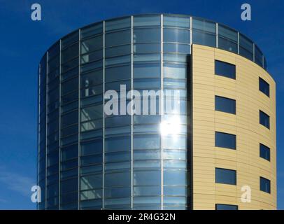 Runder Büroturm in Mühlacker, Glasturm, Bürogebäude Stockfoto