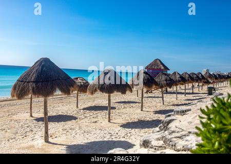 Überwachung von Strandwächtern in der karibik mit Schirmlinien. Meeresbeobachtungsturm und Badende an einem karibischen Strand. Strandkonzept Sommerurlaub Stockfoto