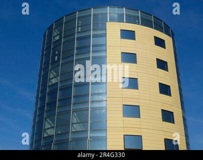 Runder Büroturm in Mühlacker, Glasturm, Bürogebäude Stockfoto