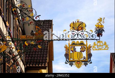 Baden, Württemberg, Schwäbische Alb, Bath, Urach Stadtzentrum, Altstadt, Schild: Gasthaus, Fass Stockfoto