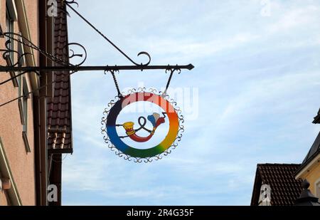 Baden, Württemberg, Schwäbische Alb, Bath, Urach Stadtzentrum, Altstadt, Schild: Französisches Horn, Jagdhorn Stockfoto