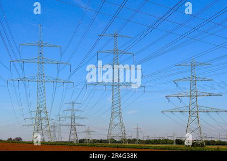 AKW. Kernkraftwerk Grafenrheinfeld bei Schweinfurt, Hochspannungsleitungen, Strommasten Stockfoto