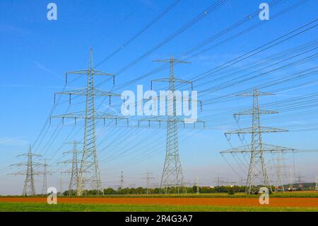 AKW. Kernkraftwerk Grafenrheinfeld bei Schweinfurt, Hochspannungsleitungen, Strommasten Stockfoto