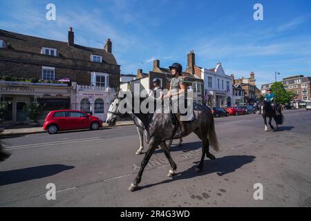 London UK. 28. Mai 2023 Reiter durchqueren das Dorf Wimbledon in der hellen Morgensonne. Wettervorhersagen sagen, dass die warmen Temperaturen in London, Südengland und vielen Teilen Großbritanniens am Feiertagswochenende im Mai Höchstwerte von 24celsisus °C erreichen. Kredit: amer Ghazzal/Alamy Live News Stockfoto