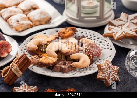 Sortiment an Weihnachtsplätzchen auf den Tisch Stockfoto