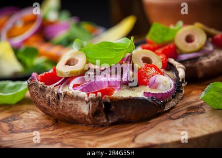 Riesigen Portobello-Pilze, gefüllt mit Mozzarella und Tomaten Stockfoto