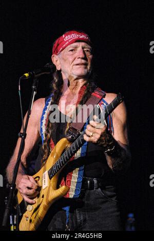 Willie Nelson, 68, tritt mit einer Robin Virtuoso kopflosen Gitarre während eines Kentucky State Fair-Konzerts im Cardinal Stadium am Dienstag, den 21. August 2001 in Louisville, Jefferson County, KY, auf. USA. Der multitalentierte Sänger, Songwriter, Instrumentalist, Schauspieler und politische Aktivist war ein Pionier der ikonoklastischen Bewegung „Outlaw Country“, ein Subgenre der Country-Musik, die sich Ende der 1960er Jahre als Alternative zum konservativeren „Nashville Sound“ entwickelte, der die Branche damals dominierte. (APEX MediaWire Foto von Billy Suratt) Stockfoto