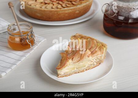 Ein Stück köstlicher hausgemachter Apfelkuchen, serviert auf einem weißen Holztisch Stockfoto