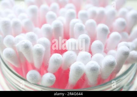 Viele Wattestäbchen in einem Glasgefäß, Nahaufnahme Stockfoto