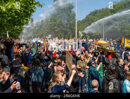 Den Haag, die Niederlande, 27.05.2023, Klimaaktivisten vor dem Aussterben Rebellion-Bewegung blockiert die Straße während der Protestaktion, Polizei benutzt Wat Stockfoto