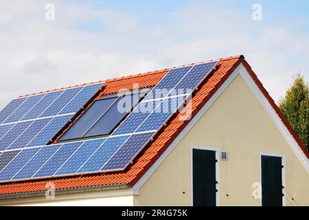 Grüne erneuerbare Energie mit Photovoltaikanlagen auf dem Dach Stockfoto